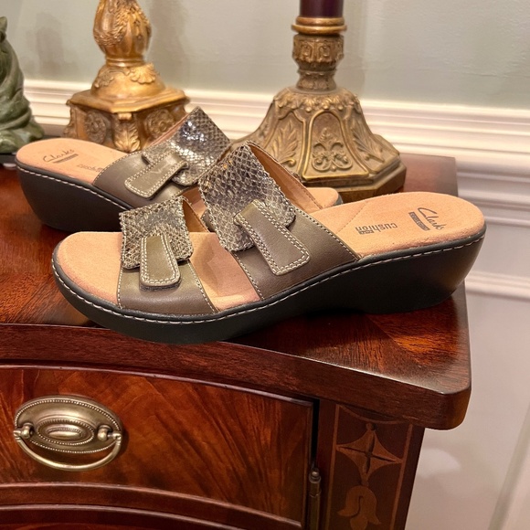 NWOB Women's Clarks Soft Cushion Delana Fenela Olive Green Slide Wedge Sandals 9 - Picture 1 of 4
